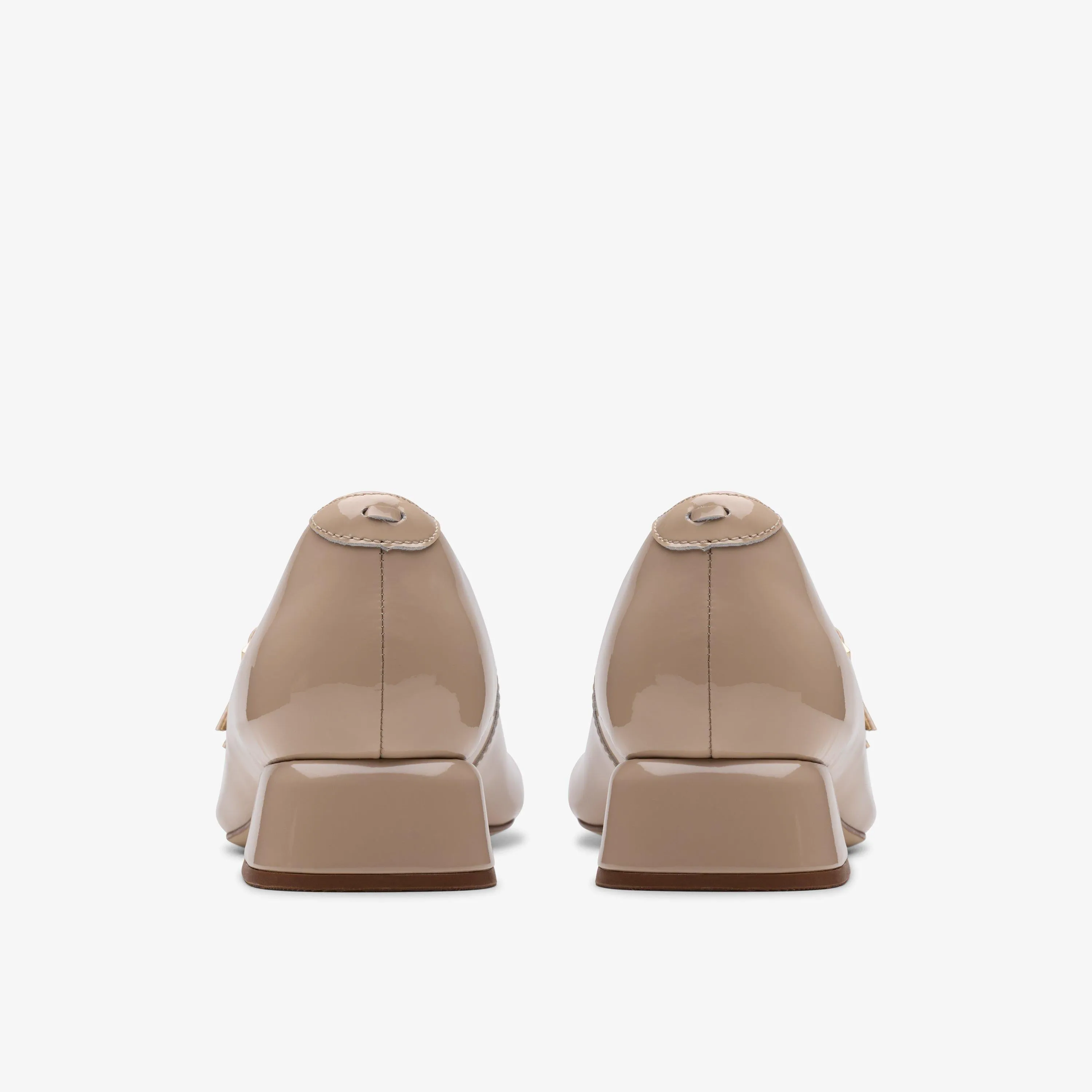 Clarks Women's Daiss30 Shine Sand Patent 26181313