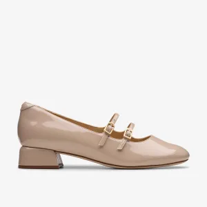 Clarks Women's Daiss30 Shine Sand Patent 26181313