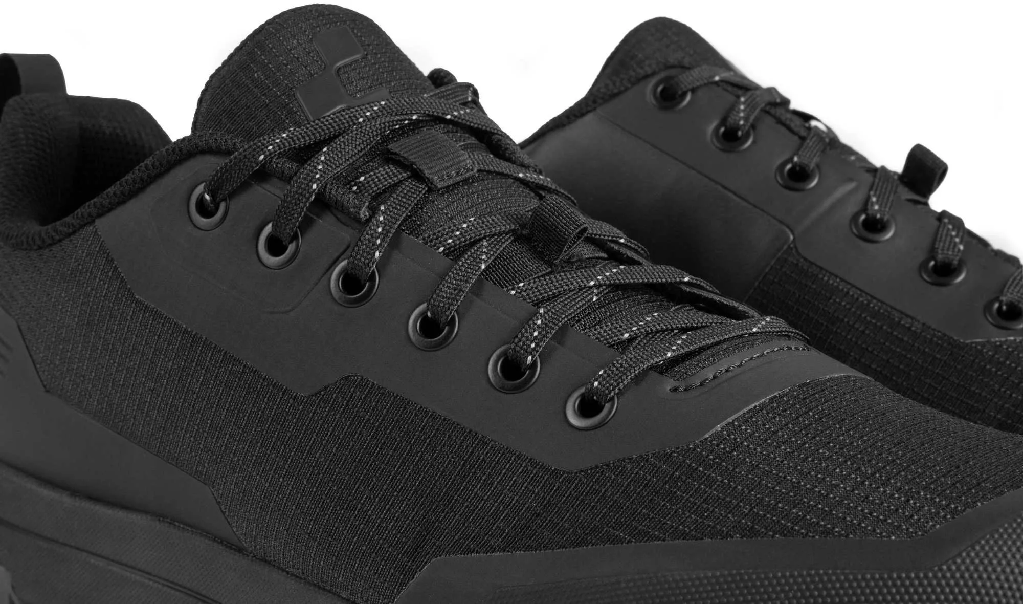 CUBE SHOES STRIX BLACK