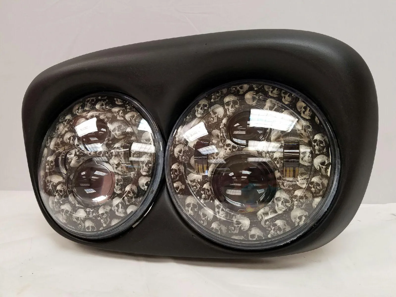 DUAL 7" DAYMAKER CUSTOM SKULL LED ROAD GLIDE Black Light Bulb Headlight Motorcycle Harley   Bezel