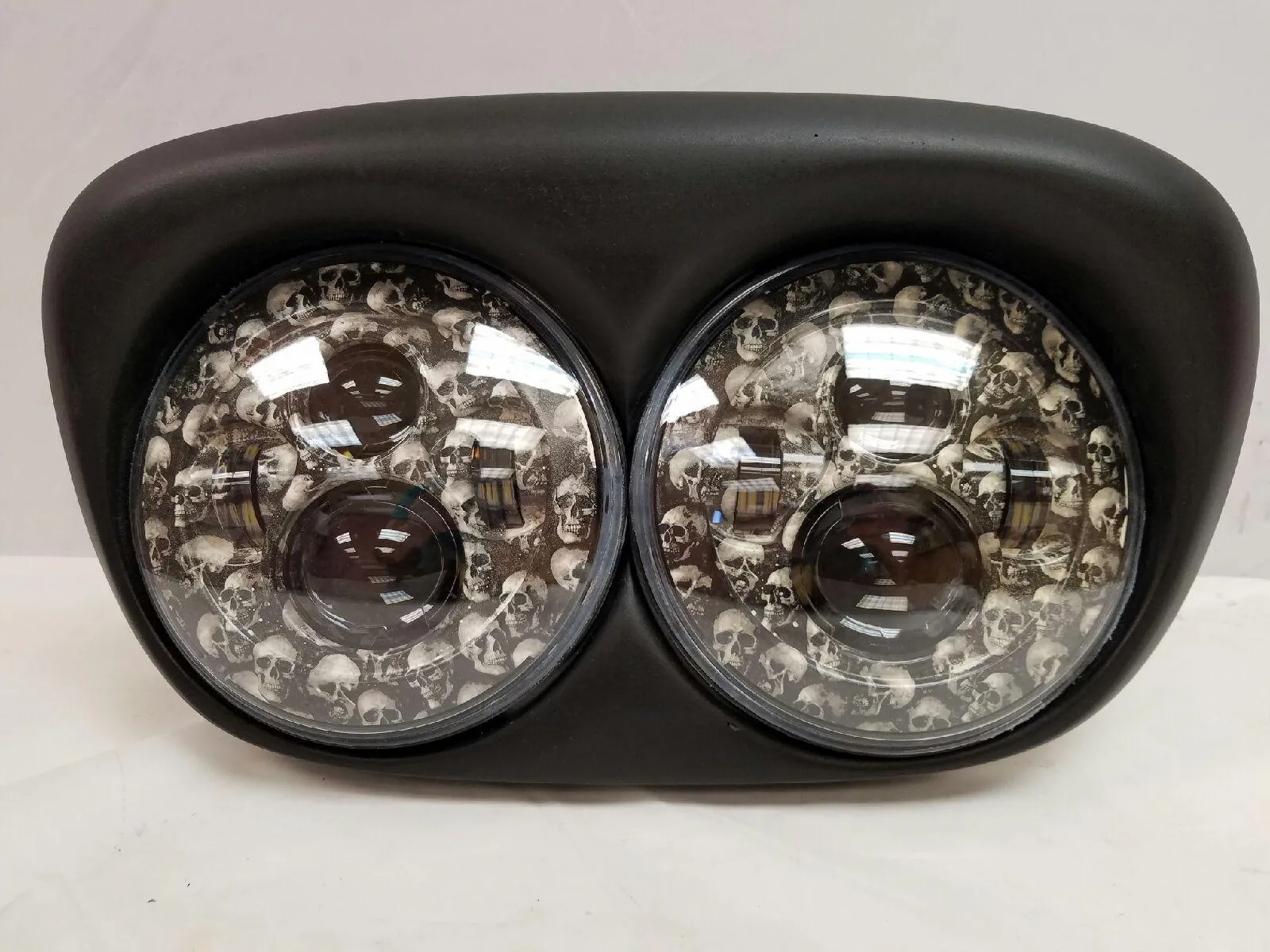 DUAL 7" DAYMAKER CUSTOM SKULL LED ROAD GLIDE Black Light Bulb Headlight Motorcycle Harley   Bezel