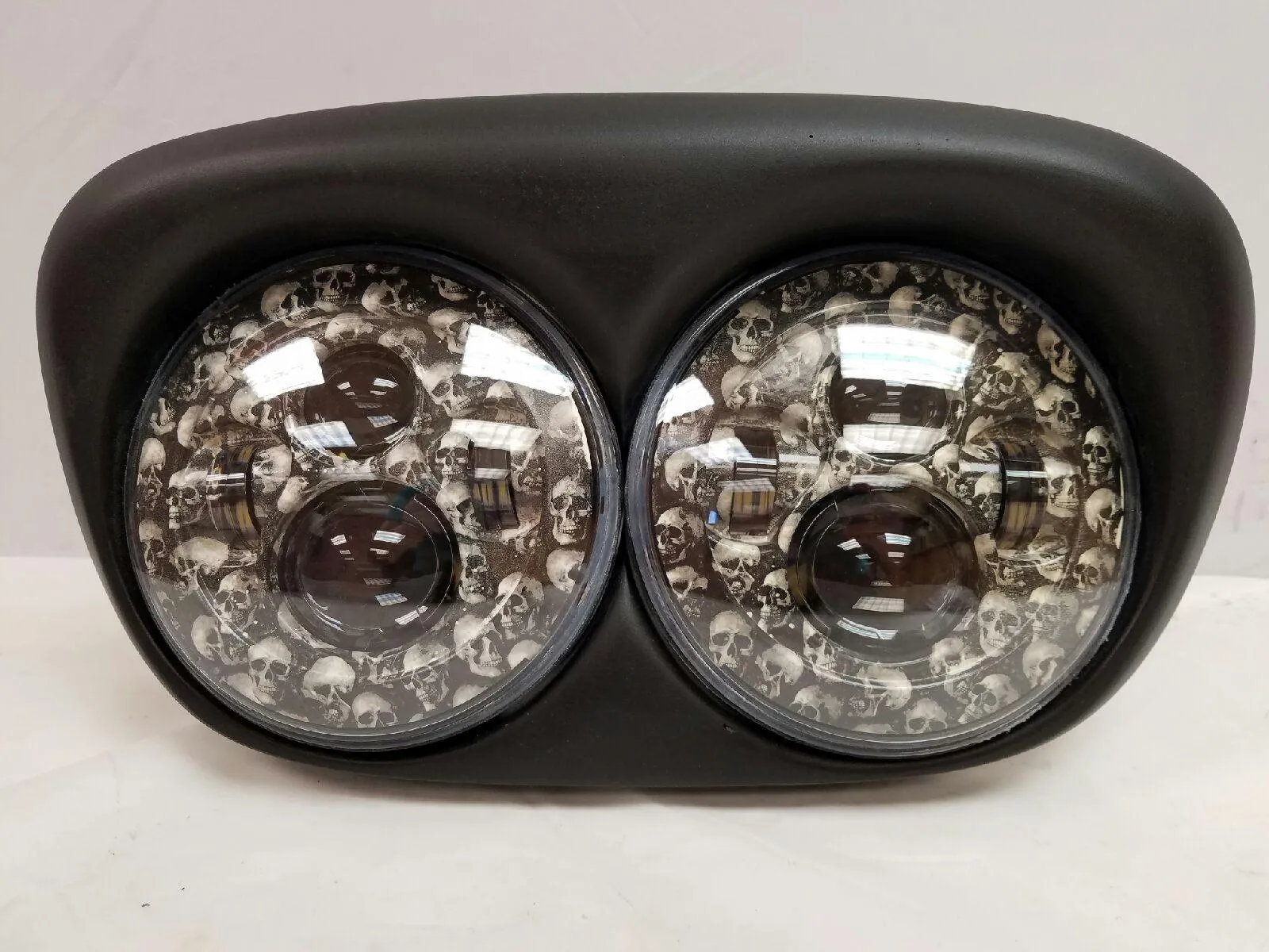 DUAL 7" DAYMAKER CUSTOM SKULL LED ROAD GLIDE Black Light Bulb Headlight Motorcycle Harley   Bezel