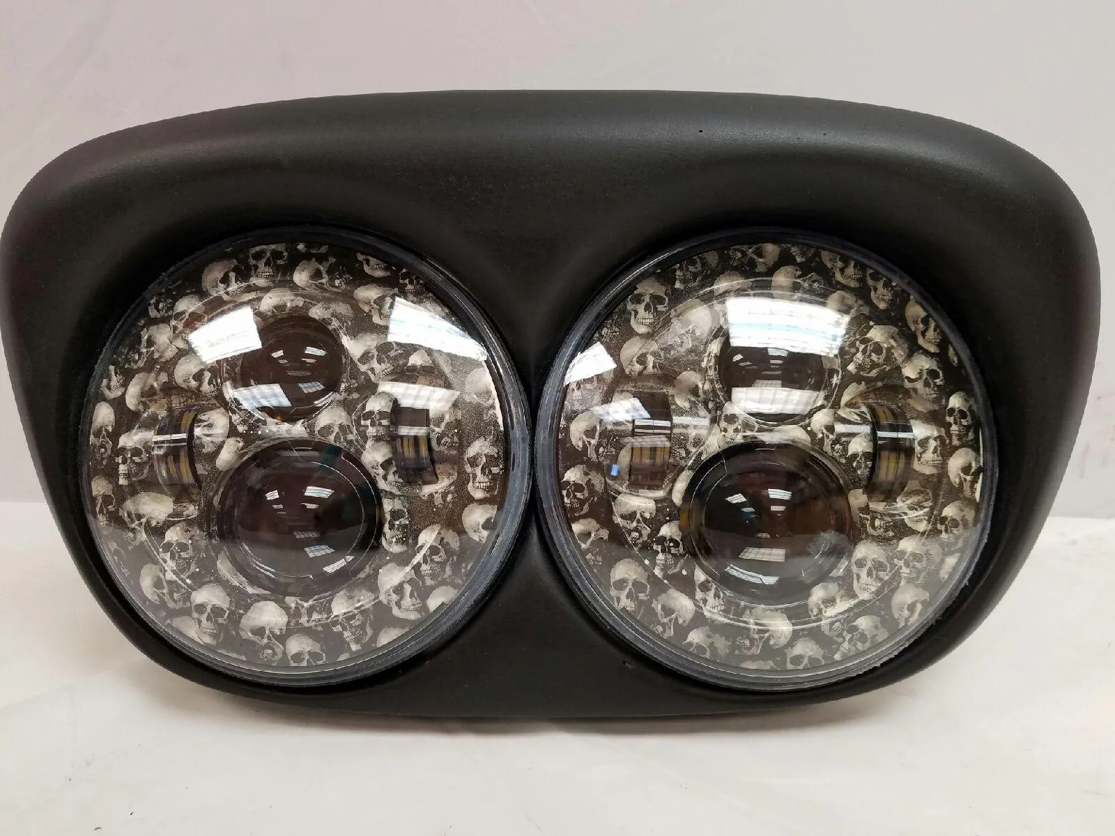 DUAL 7" DAYMAKER CUSTOM SKULL LED ROAD GLIDE Black Light Bulb Headlight Motorcycle Harley   Bezel
